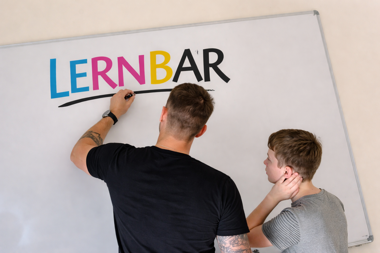 LERNBAR Lehrer erklärt Schüler am Whiteboard